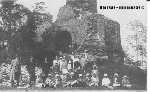 Scolaresca in visita alla Sacra - Femmine (anni 30)
